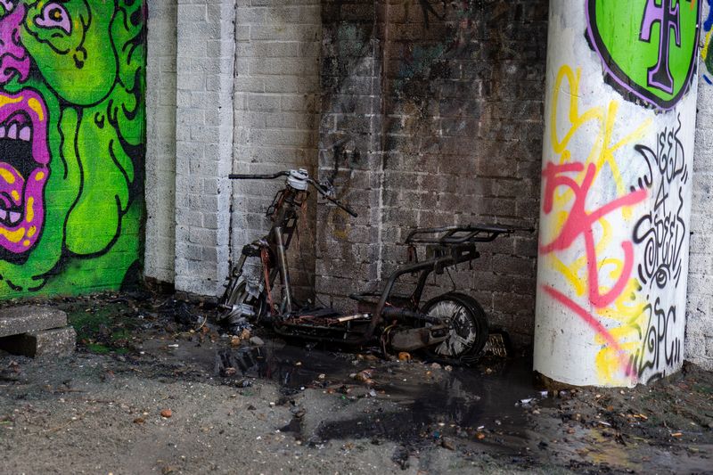 Rookontwikkeling over treinspoor door brandende scooter Rotterdam